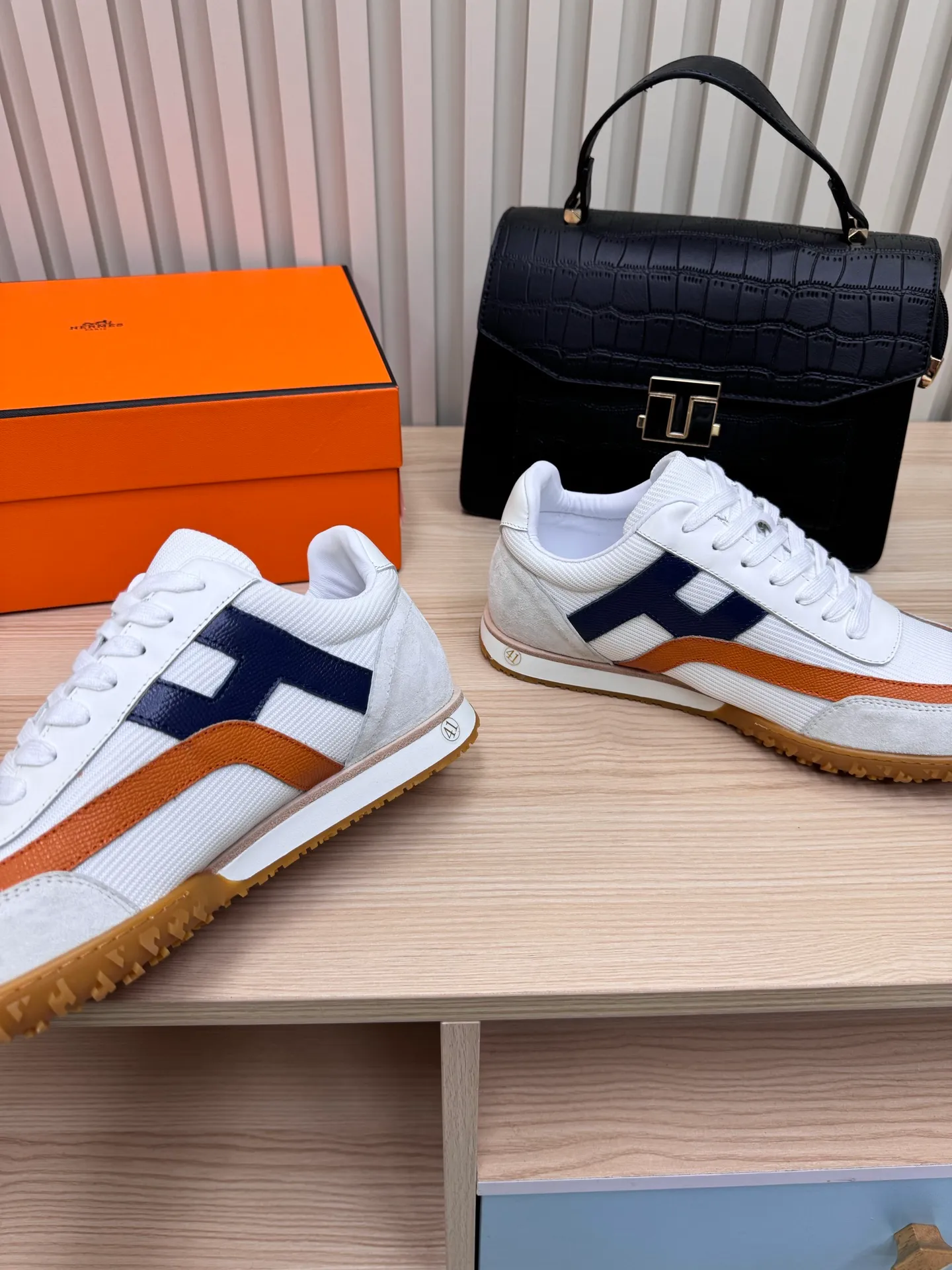 👟👟Ex-factory price 600👟👟 Hermes / Top version #couple style 24ss casual sneakers Suede goatskin sneakers decorated with contrasting patterns and iconic "H" details, beautifully packaged at the delivery counter🛍📦 Fabric: suede + down cloth Lining: mixed sheep lining Outsole: original TPU Bottom thickness: 2CM Size: 35-45
